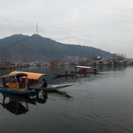Houseboat Dunhill Bed & Breakfast Srinagar  Exterior photo