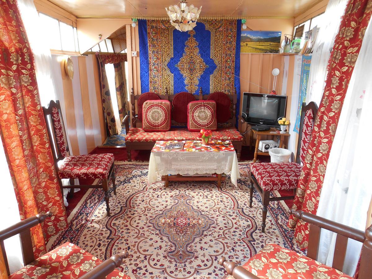 Houseboat Dunhill Bed & Breakfast Srinagar  Exterior photo